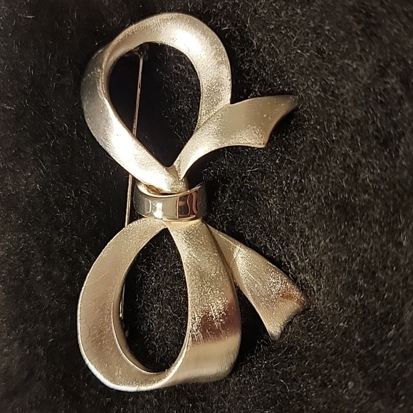 Silver Tone Large Christmas Ribbon Bow Metal Brooch Pin Holiday Vintage? Costume - Picture 2 of 16